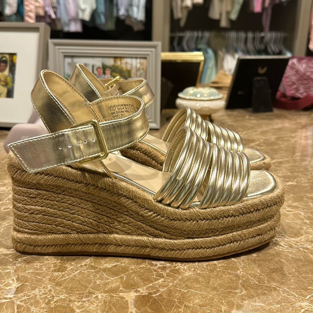 Kenneth Cole size 7 platform gold heels